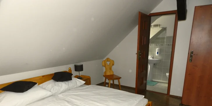 V penzióne sa nachádza 6 izieb, z toho 5 izieb je dvojlôžkových a jedna je jednolôžková s tým, že ku každému lôžku je možnosť prístelky.