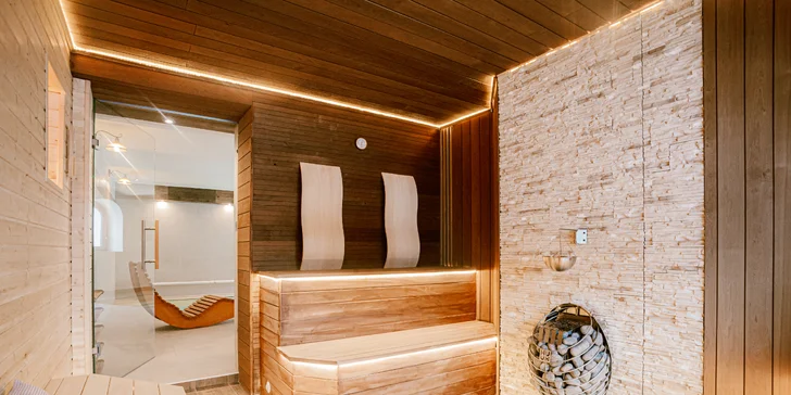 V privátnom wellness je vírivka s bazénikom, sauna a ochladzovacia kaďa.