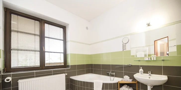 Apartmán 2+1 nabízí koupelnu s vanou a také pračkou.