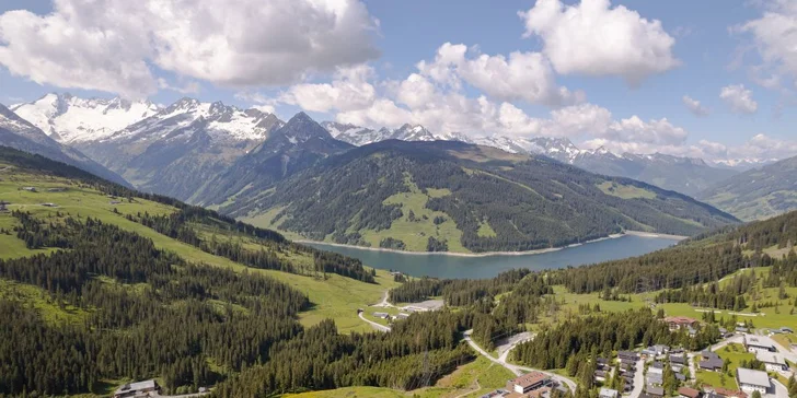 Dostanete Mountain card, se kterou budete mít zdarma dvě lanovky. Jedna má stanici kousek od hotelu. 
