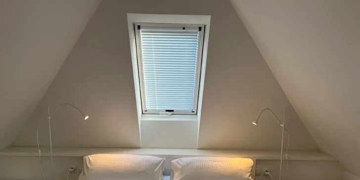 Všechny nabídnou moderní vybavení, samostatnou ložnici s manželskou postelí, obývací pokoj s gaučem a vybavenou kuchyňkou. (Na fotce dvoupodlažní apartmán.)
