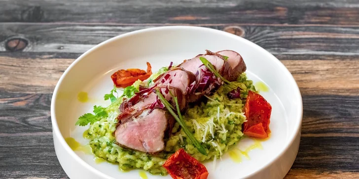 Panenka sous-vide, risotto s bazalkovým pestem, sušená rajčata