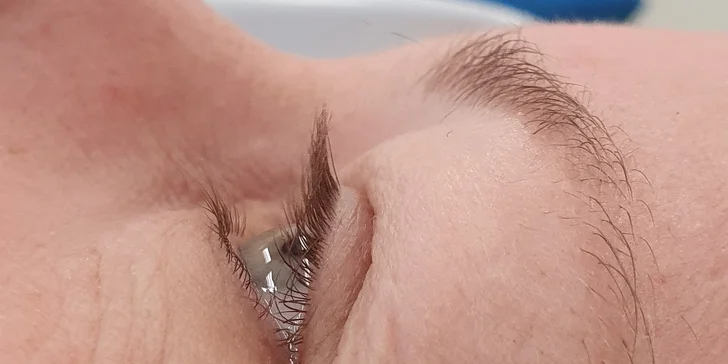 Řasy před lashliftingem.