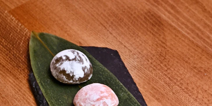 Obě menu vrcholí oblíbenými japonskými koláčky mochi.