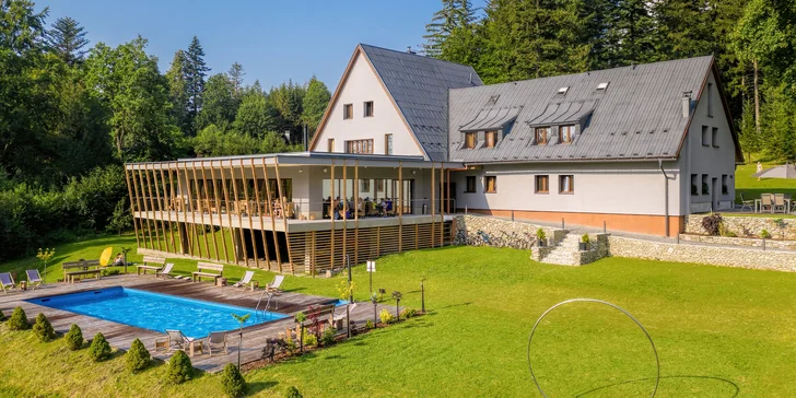 Rodiče kromě bazénu potěší i dětské hřiště. 