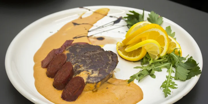 Steak bude připraven z hovězí svíčkové a doplněn omáčkou, jakou si vyberete. 