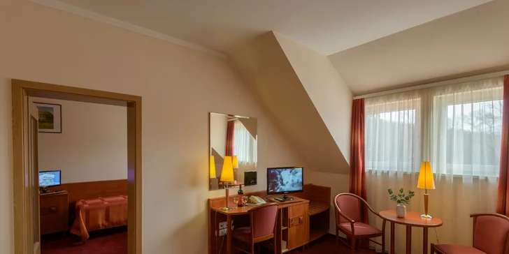 Na výběr máte hned několik druhů pokojů – liší se velikostí a počtem lůžek, některé mají balkon s výhledem. 