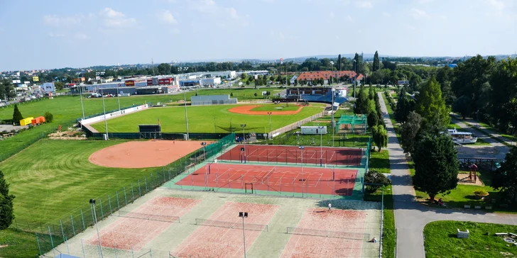 Chcete to dotáhnout na Wimbledon? Pak není čas ztrácet čas, ale dát si pořádný trénink tenisu.