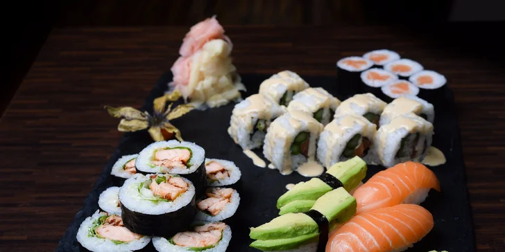8ks Obrátená rolka plnená lososom a špargľou, preliata dresingom z majonézy a sójovej omáčky, 2ks Nigiri losos, 2ks Nigiri avokádo, 8ks Hot fish rolka – marinovaný losos pečený, s ľadovým šalátom a majonézou, 6ks Maki losos 
