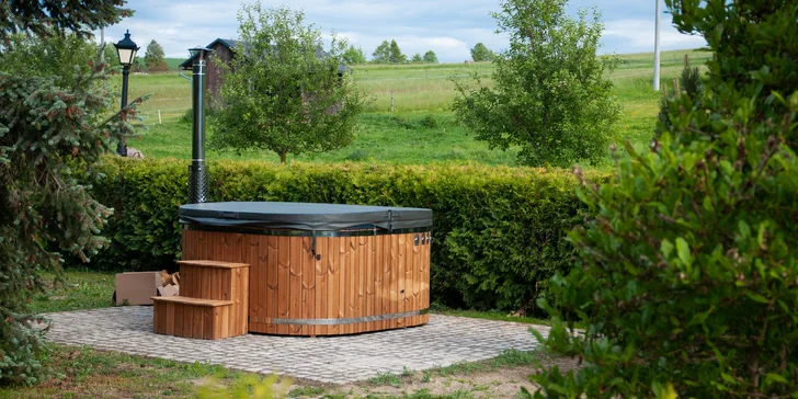Koupací sud s vířivkou je ideální pro relaxaci pod širým nebem. Užijte si horkou lázeň s výhledem na klidnou přírodu, ať už za dne, nebo pod hvězdnou oblohou.