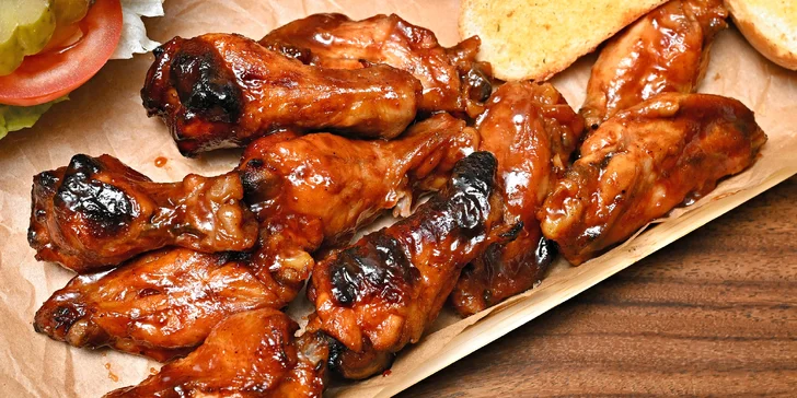 Tohle menu není jen o burgeru, těšte se také na křupavé hranolky, voňavou bagetku a hned dva druhy dipů.