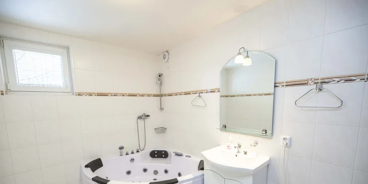 V některých apartmánech je připravena vana s hydromasážními tryskami.