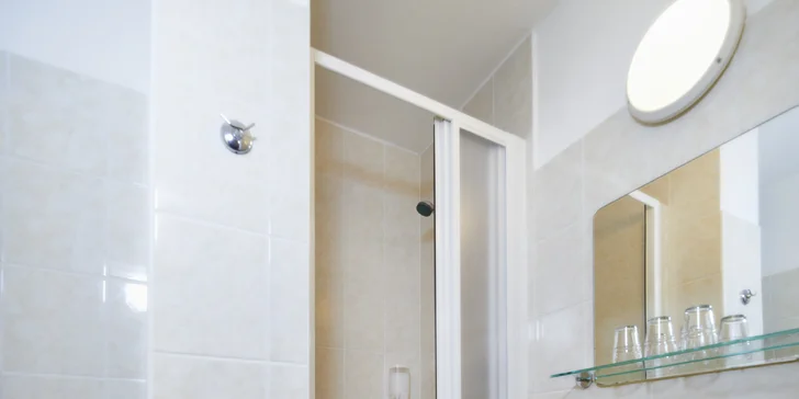 K pokojům i apartmánům samozřejmě patří i koupelna s toaletou.