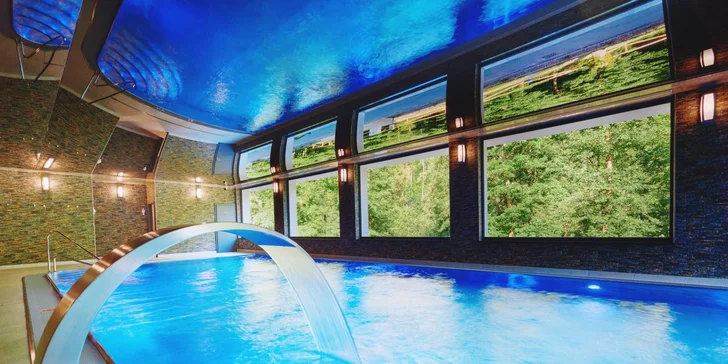 Přiobjednejte si vstup do moderního bazénu. V rámci vstupu máte i drink v pool baru.