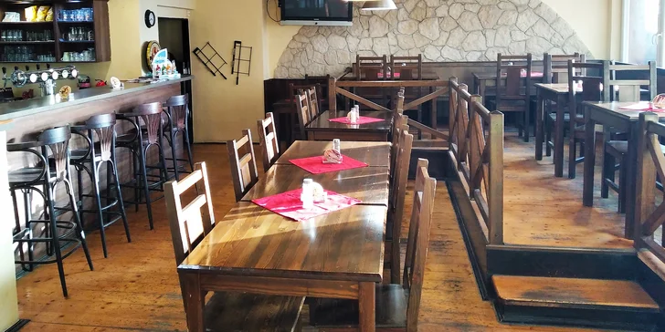 Stačí se svézt trolejbusem na zastávku Gagarinova na sídlišti Severní terasa a zasednout ke stolu – žádná rezervace není třeba. 