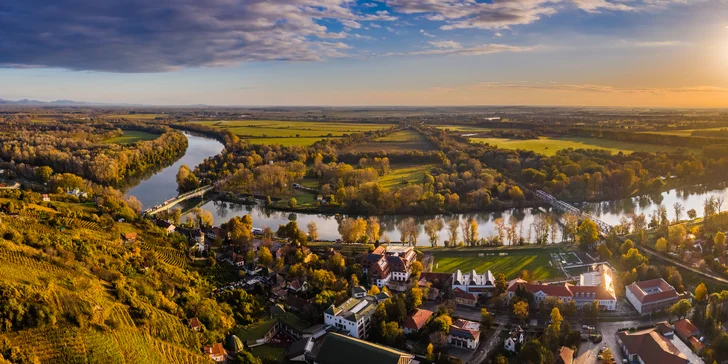 Hotel sa nachádza len dve minúty chôdze od malebných brehov rieky Bodrog a ani dva kilometre od pulzujúceho centra. 