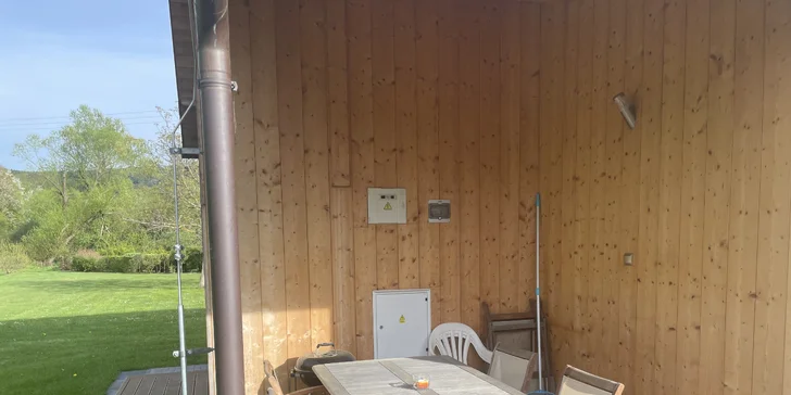 Potěší vás také velká zahrada (neoplocená), kde je gril na uhlí a kovové přenosné ohniště.