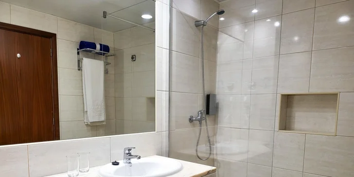 Samozřejmostí je klimatizace, vlastní balkon pro večerní sklenku vína a bezplatná Wi‑Fi pro sdílení vašich zážitků.

