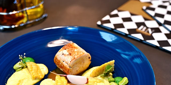 Kuřecí Ballotine se podává s kukuřičným pyré.