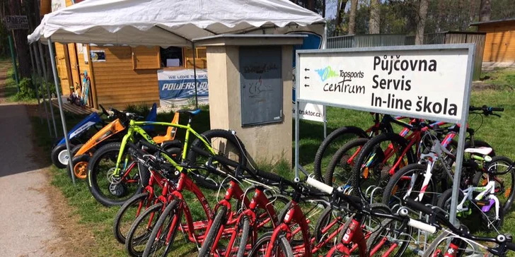 V půjčovně dostanete nejen vozítko, ale také helmu. 
