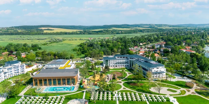 Patří k Mövenpick BalaLand Resortu a nachází se přímo na břehu jezera. 