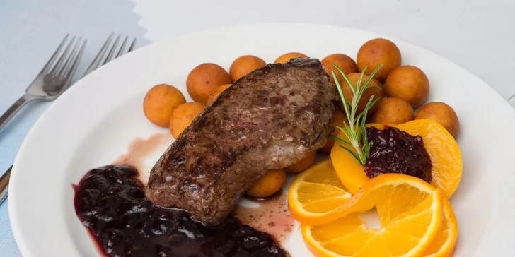 180 g Jelení steak obložený hruškou na brusnicovej omáčke, krokety