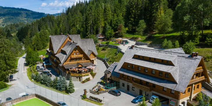 U hotelu je multifunkční hřiště a venkovní posilovna. 