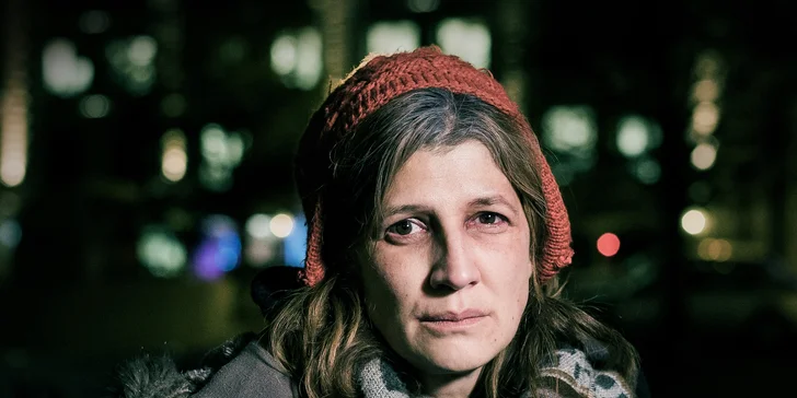 "Pracujem ako upratovačka na čiastočný úväzok viac ako rok. Veľmi som sa bála, že prídem o prácu, keď prišiel COVID. Dúfam, že sa postavím na nohy a podarí sa mi nadviazať znova kontakt s deťmi." (Anna) (*Meno a tvár osoby boli zmenené.)