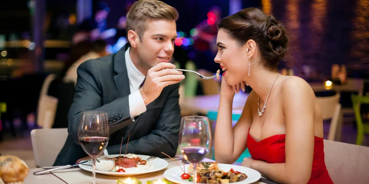 Romance u prostřeného stolu: Delikátní chody a sklenka sektu pro 2 gurmány