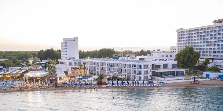Hotel se pyšní sladkovodním bazénem s oddělenou částí pro děti. 