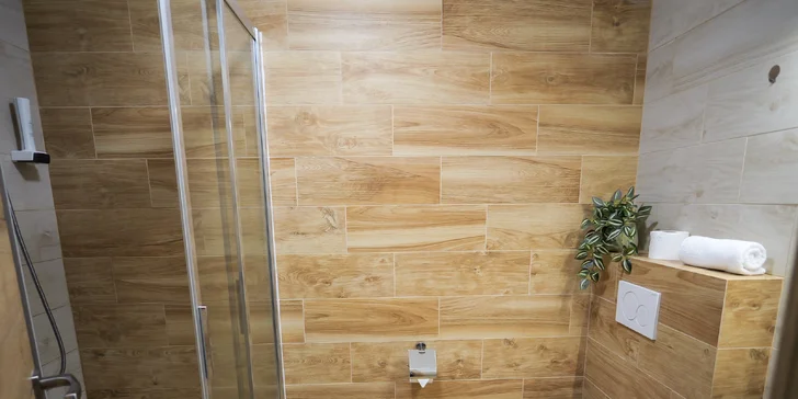 V kúpeľni nájdete sprchovací kút a WC.