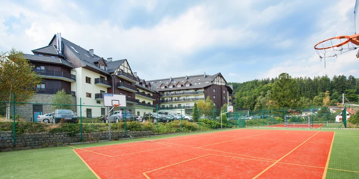 Za příplatek vám pronajmou kurt a vybavení na tenis, stolní tenis je zdarma. 