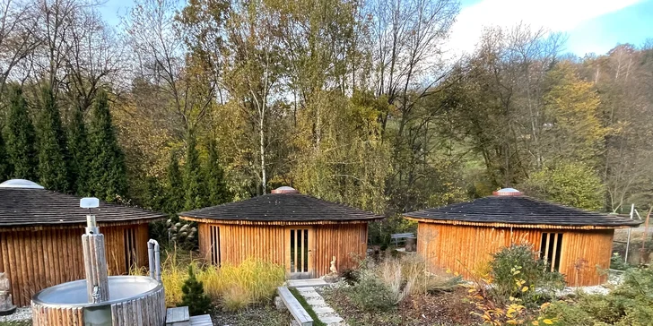V areálu se nachází také sauna a koupací sud (v ceně dle varianty), případně bazén. Ten v zimě plní ochlazovací funkci po relaxu v sauně. 