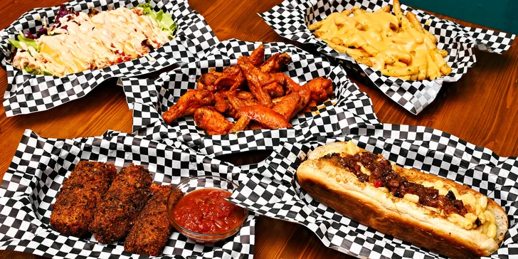 Pořádná americká hostina: křidýlka, hranolky se sýrem i cheesesteak