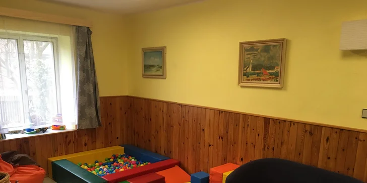 A kdyby bylo ošklivo, tak si mohou hrát v herně uvnitř penzionu.