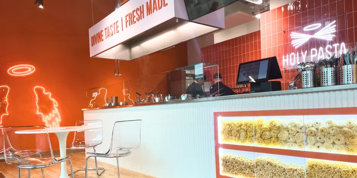  Vegetariáni si mohou pochutnat na čerstvém Pesto Genovese, zatímco milovníci klasiky ocení třeba Pomodoro či Quattro Formaggi.