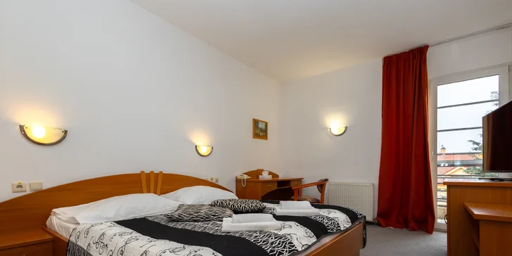 V každej izbe nájdete klimatizáciu, TV, minibar a vlastnú kúpeľňa so sprchou alebo vaňou. (na foto dvojlôžková izba s manželskou posteľou)