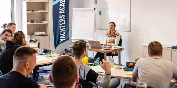 Kurz vedený zkušenými kapitány a instruktory Ministerstva dopravy ČR pro vás připravila Yachters Academy.