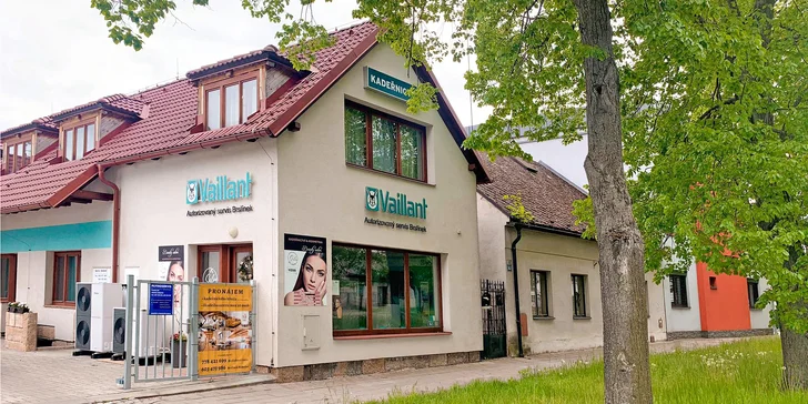  Parkování bezprostředně u salonu ve vlastním dvoře.