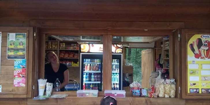 Rezervace není nutná, stačí přijít a prokázat se kódem voucheru. 