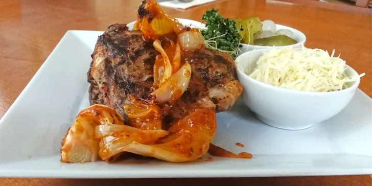 Voucher vám zajistí i něco k zakousnutí – 450 g pečených žeber v marinádě.