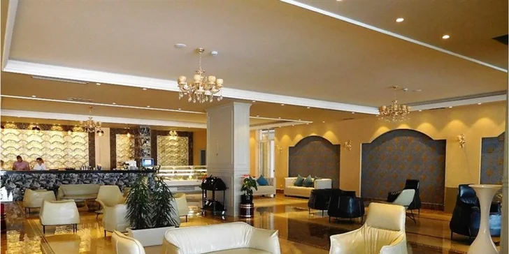Je tu restaurace, à la carte restaurace, lobby bar a bar u bazénu. 