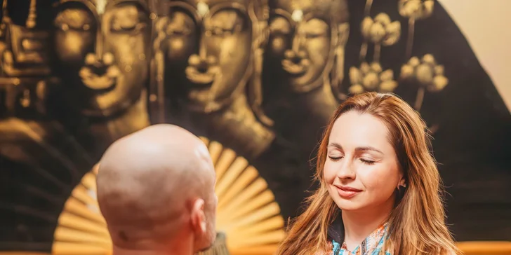 Tantra pracuje s vědomými, smyslnými doteky, využívá pomalých pohybů, hlazení a práce s dechem. 
