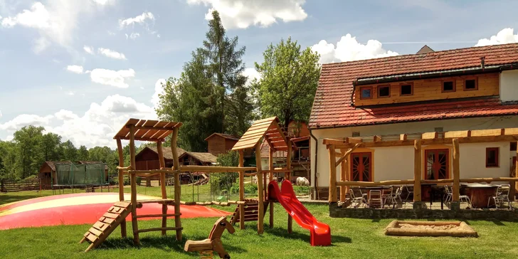 Domeček patří k penzionu Strnadovský mlýn a najdete ho poblíž Sedlčan. 