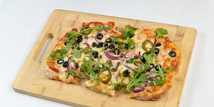 Na výběr je pinsa se čtyřmi druhy sýra, tuňáková i vegetariánská. 