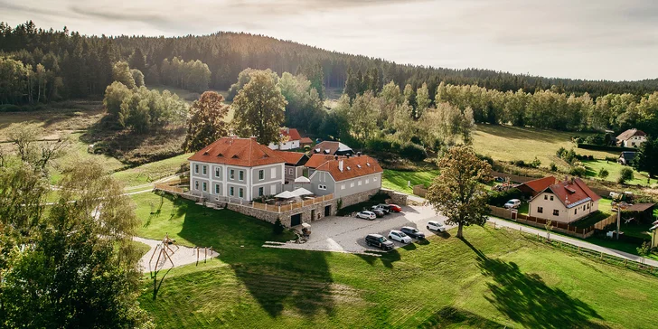 Hotel stojí v obci Bližší Lhota na břehu Lipna – téměř na samotě, stranou všech turistických center.