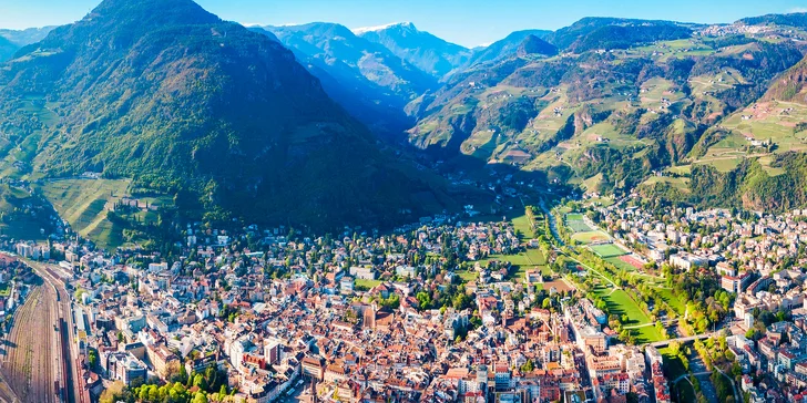 Kochejte se překrásnými panoramaty vrcholků Dolomit zalitých pod letním sluncem. 