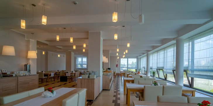 Světlý a prostorný interiér restaurace vytváří příjemné prostředí pro každé jídlo dne.