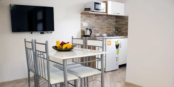 Apartmány jsou klimatizované a vybavené kuchyňským koutem.