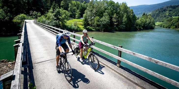 Přímo kolem ubytování vede slavná cyklostezka Murradweg R2.
